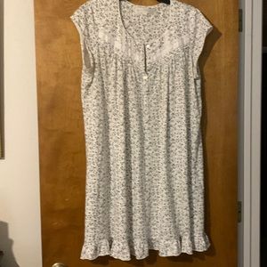 Eileen West cap sleeve cotton night gown. Size Medium.
